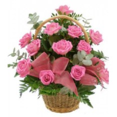 Original canasta de mimbre, compuesta por 18 roas rosas, ideal para regalar en el día de los enamorados o momento especial.